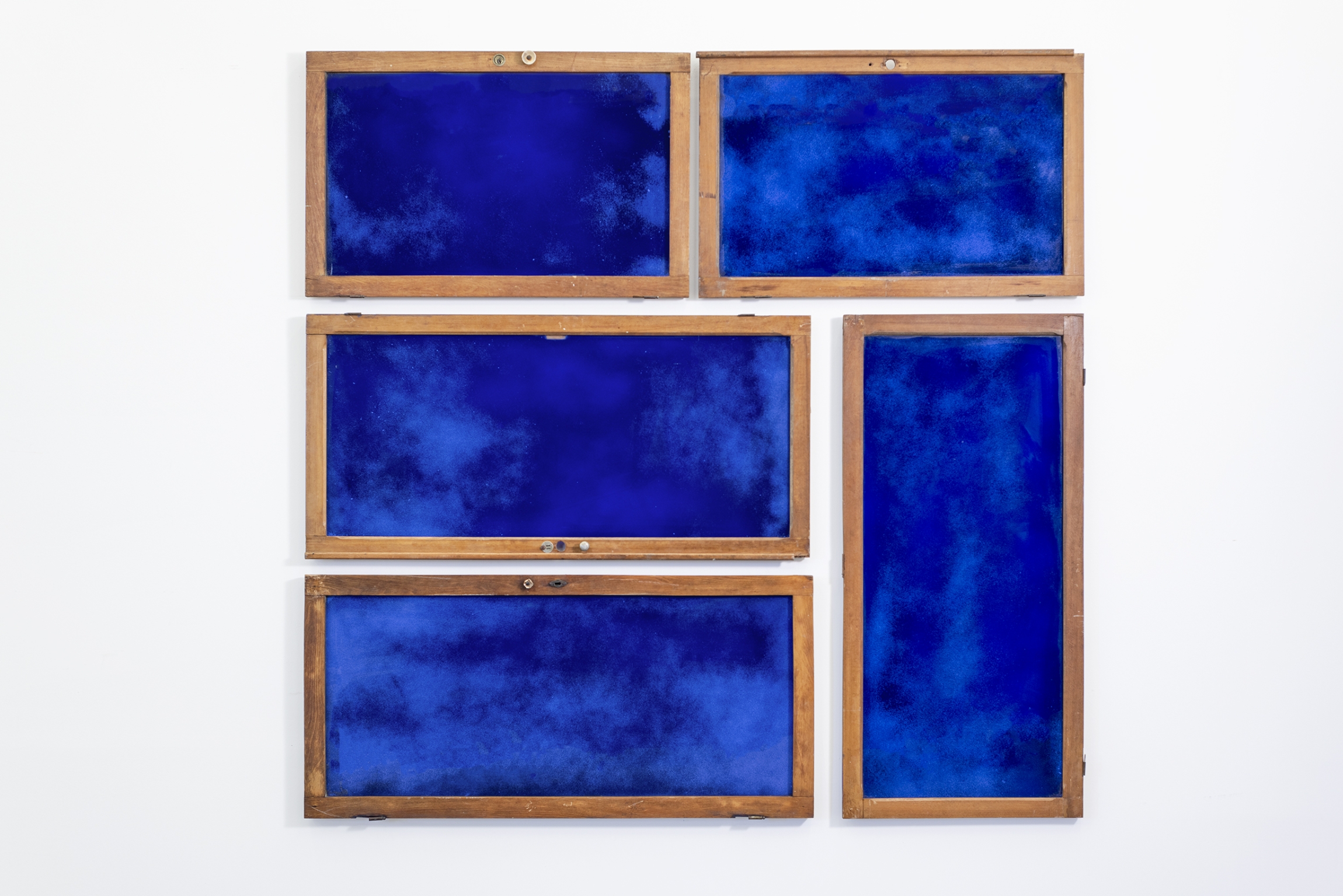 Rayyane Tabet, Untitled, 2023, five wooden windows, glass, blue paint, 181.7 x 178.5 cm