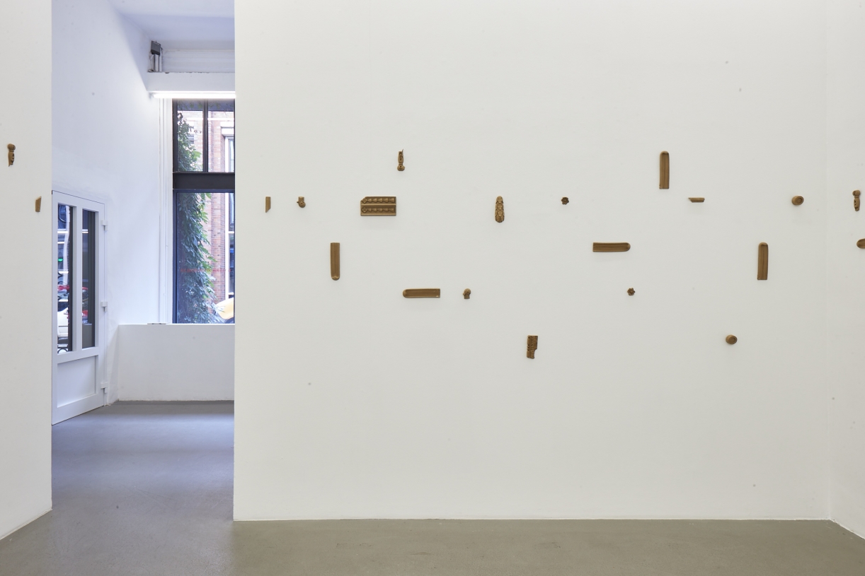 Rayyane Tabet, Moulage, 2021, 130 terracotta fragments, Installation size variable, Exhibition view Sfeir-Semler Gallery Hamburg 2021