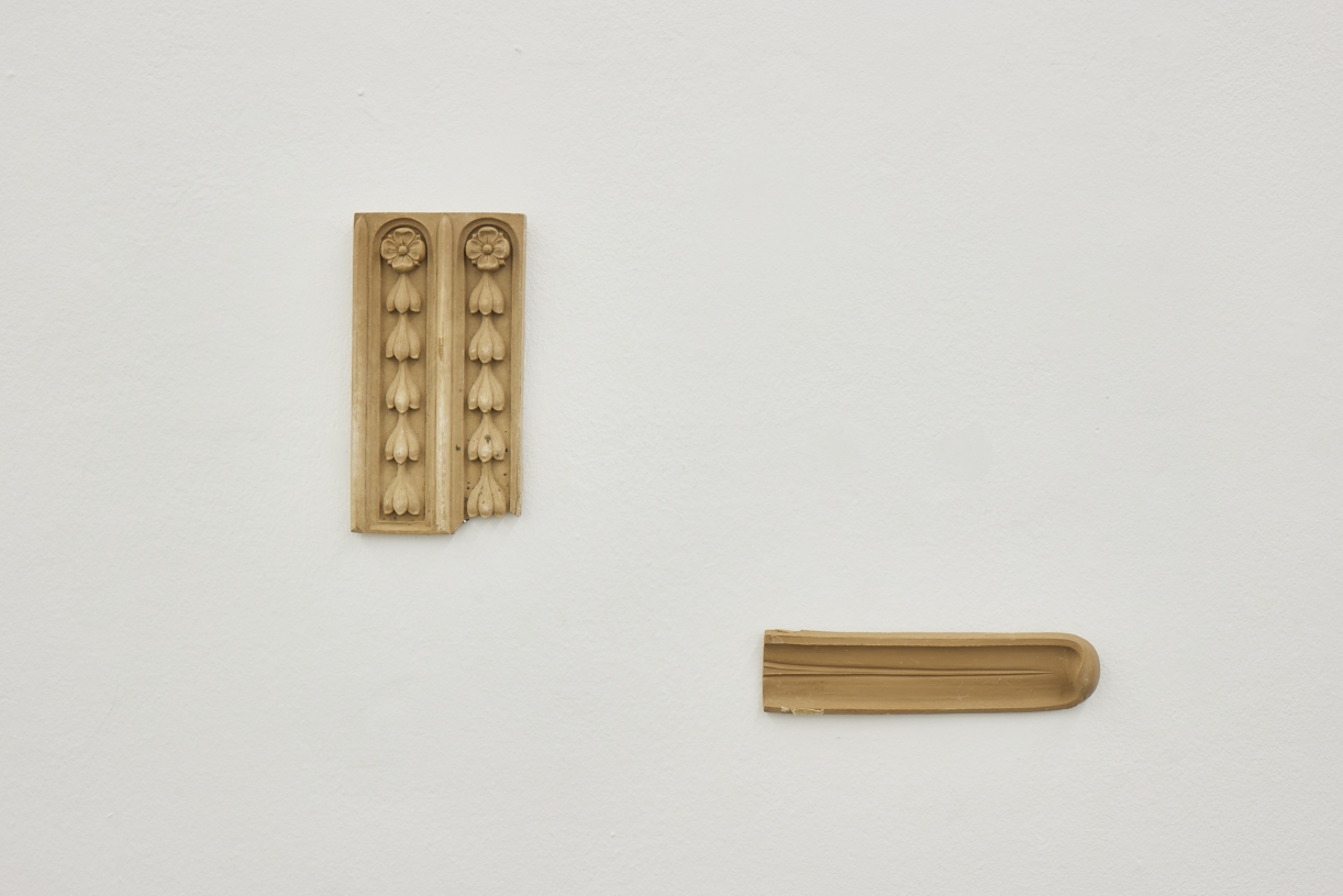 Rayyane Tabet, Moulage, 2021, 130 terracotta fragments, Installation size variable, Exhibition view Sfeir-Semler Gallery Hamburg 2021