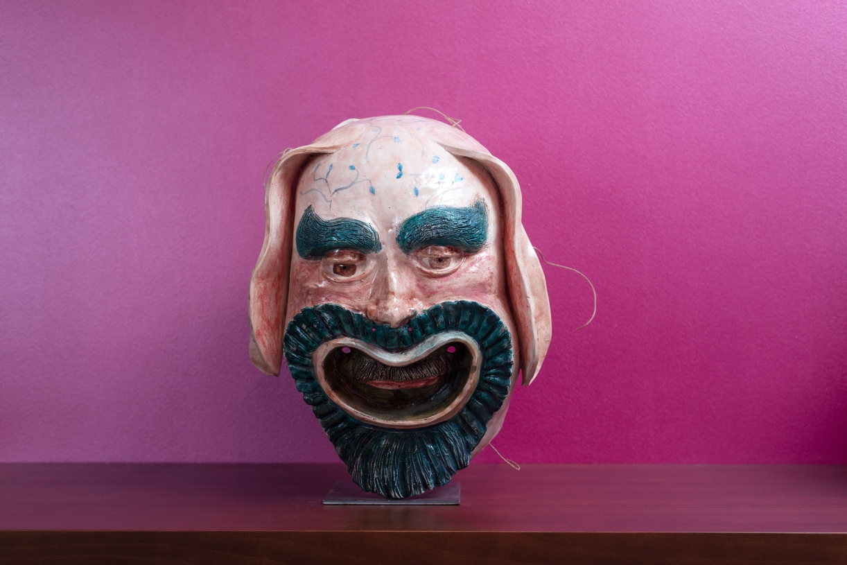 Wael Shawky, Dog, 2022, Ceramic, clay and oil, 45 x 30 x 30 cm