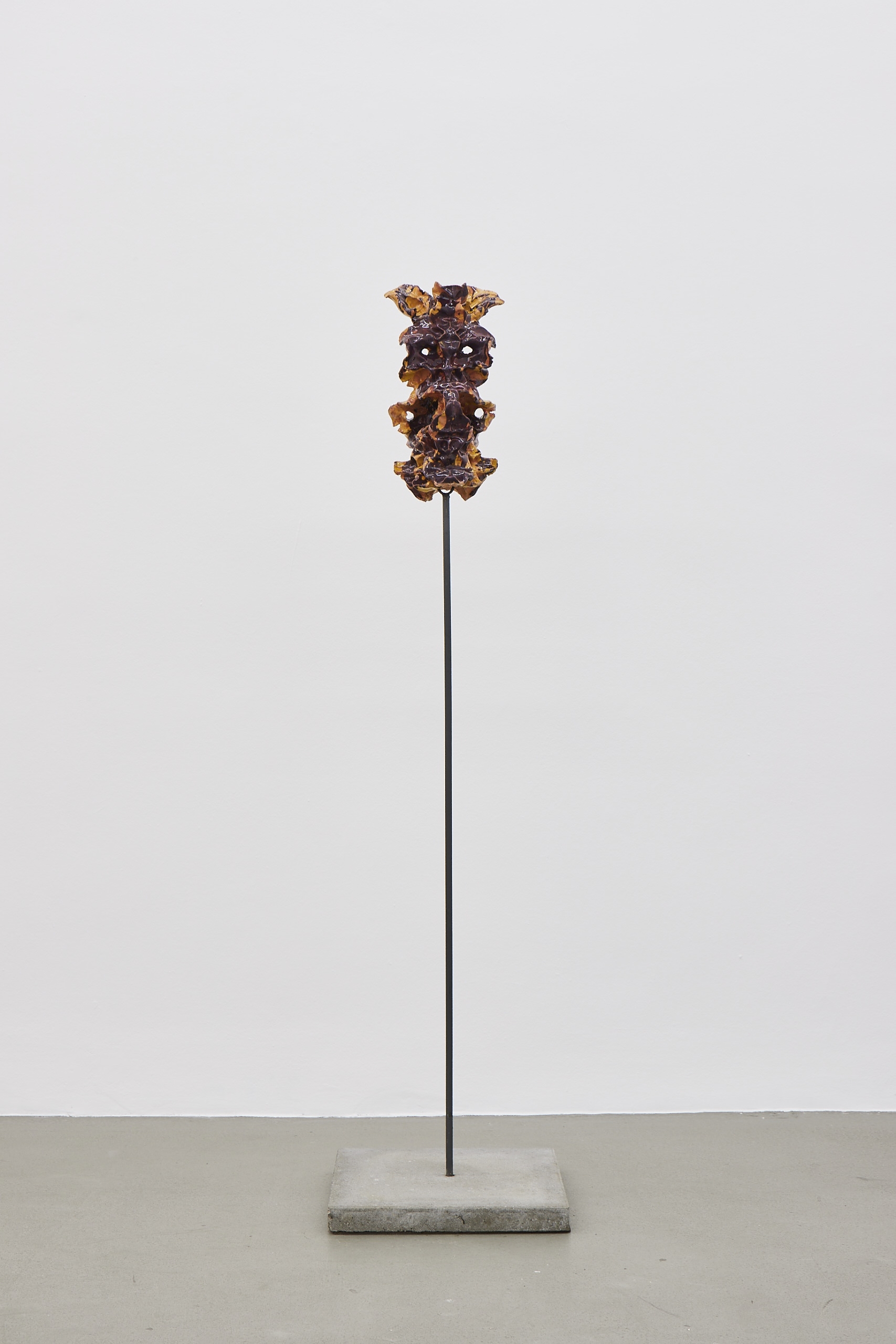 Moritz Altmann, nir, 2017, glazed ceramic, 39 x 22ø cm