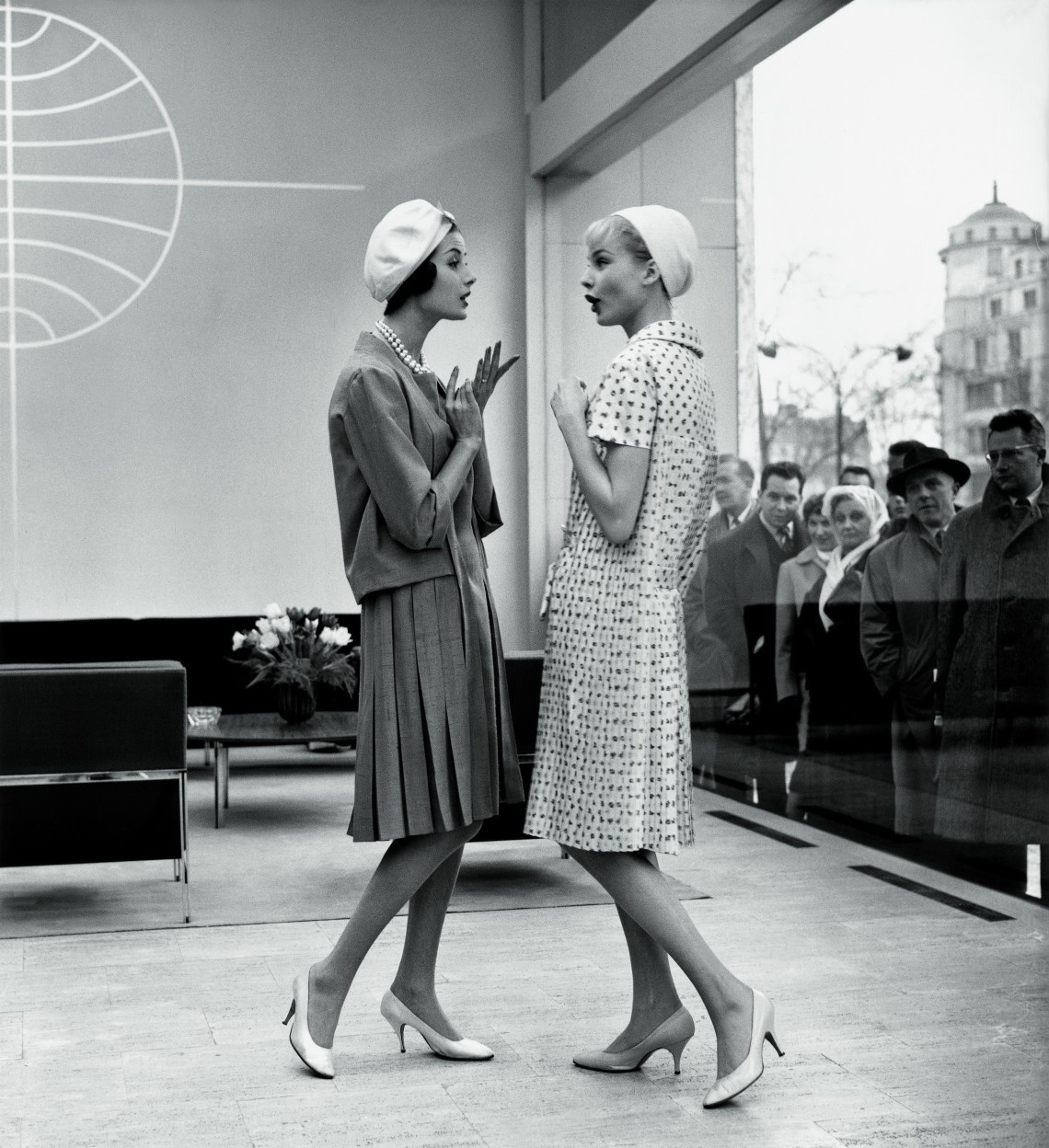 F.C. Gundlach, Wir da drin, ihr da draußen, Christa und Gitta im Pan Am Office, Paris, 1958, Print, 129 x 125 cm