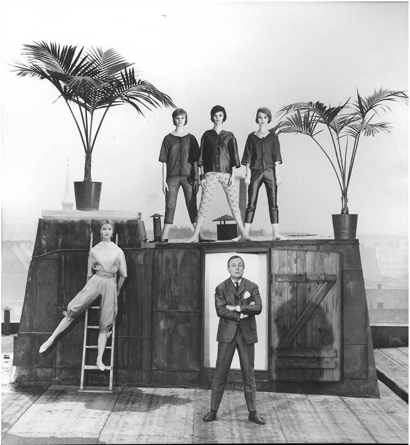 F.C. Gundlach, Modeschöpfer Heinz-Schulze-Varell mit Rita, Lissy und Eva Bunkerdach, Hamburg, 1961, Vintage print, 31,1x29,8 cm
