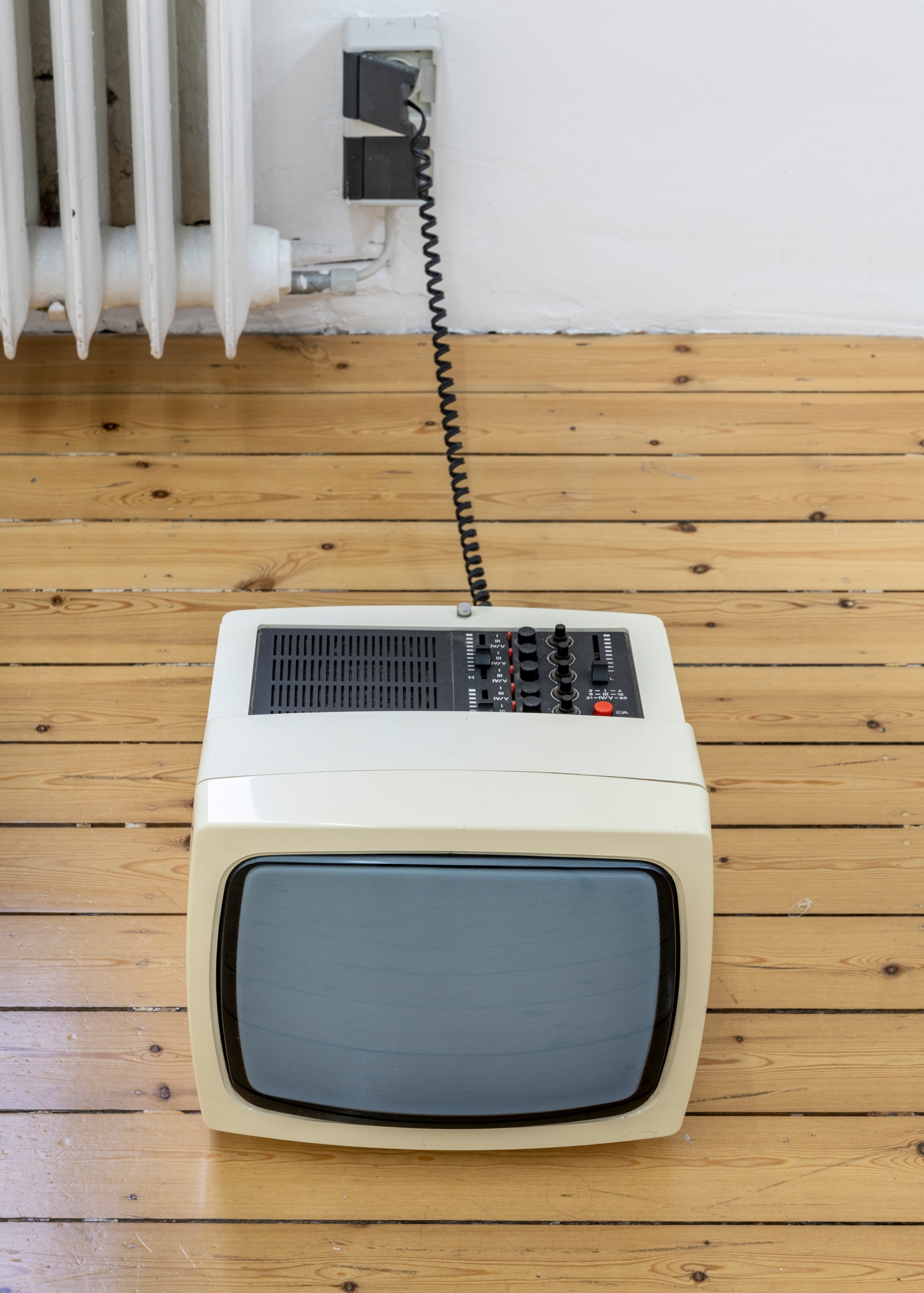 Sung Tieu, Combi Vision, 2021, TV from VEB Robotron-Messelektronik Radeberg, 28 x 30 x 28 cm, Unique