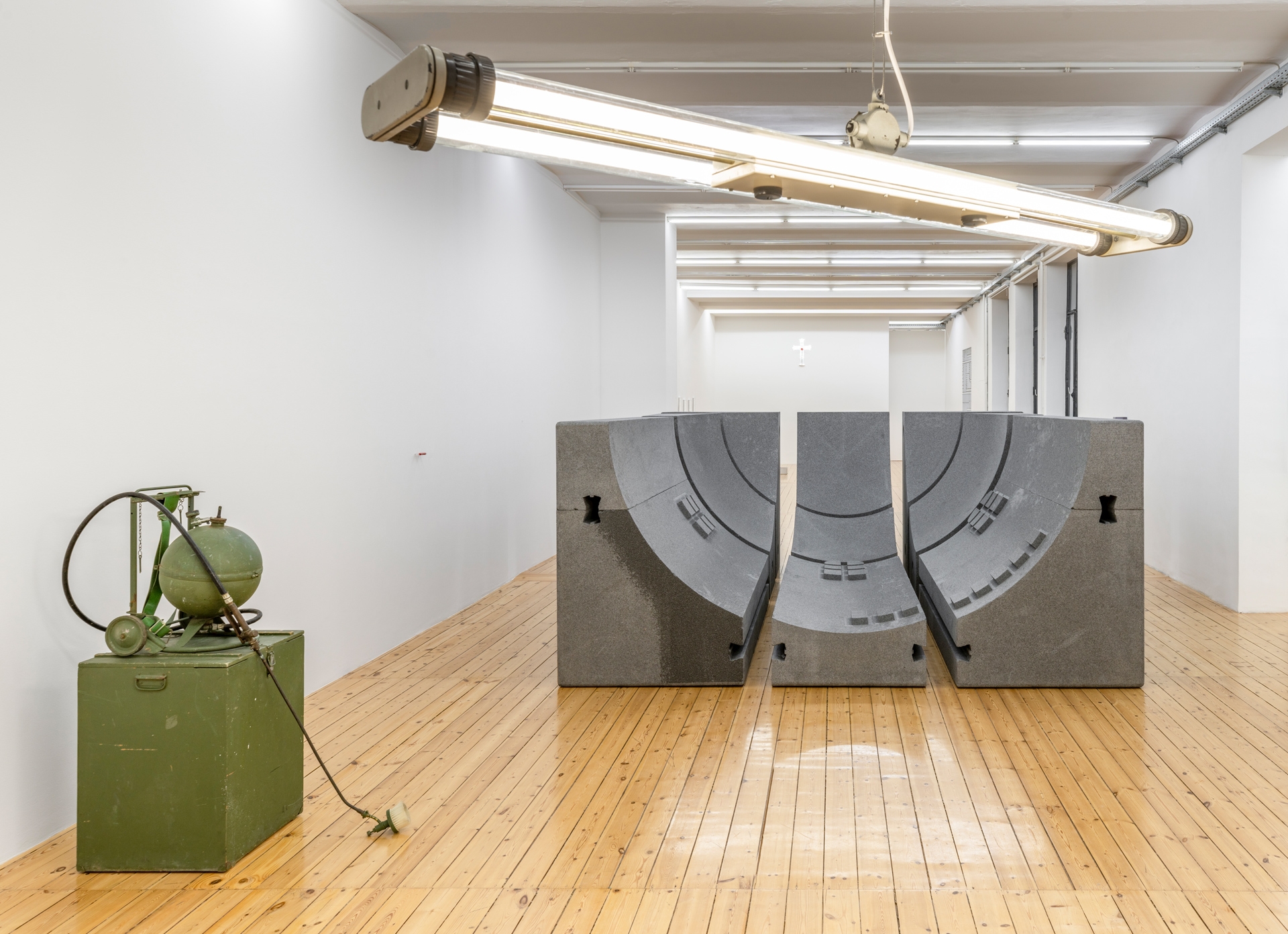 Sung Tieu, Everything or Nothing, Exhibition view, Sfeir Semler Gallery Hamburg, 2022