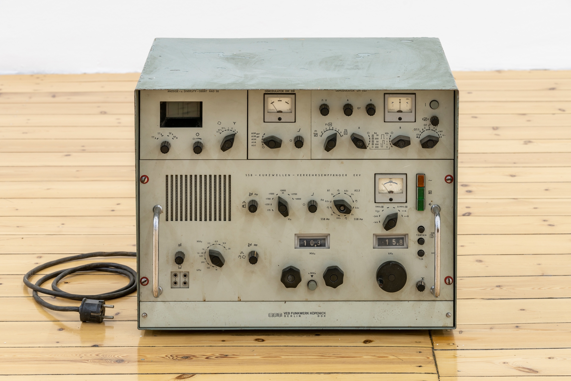Sung Tieu, Frequency Receiver, 2022, Werk Köpenick EKV Kurzwellen Empfänger, 43 x 53 x 41 cm, Unique