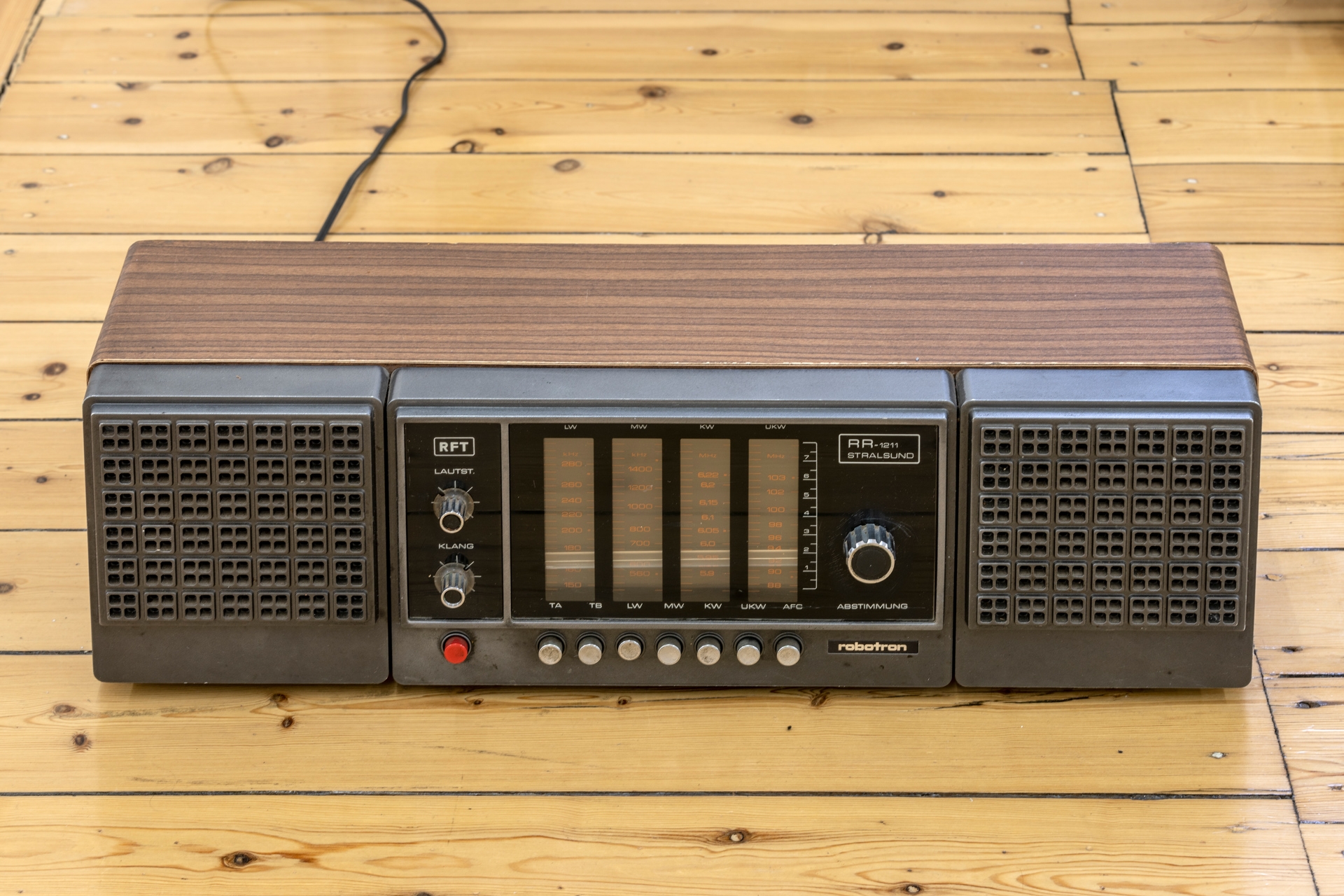 Sung Tieu, Heimempfänger HIV-4444, 2021, Radio from VEB Robotron-Vertrieb Berlin, Werk Stralsund, 17,5 x 59,5 x 17 cm, Unique