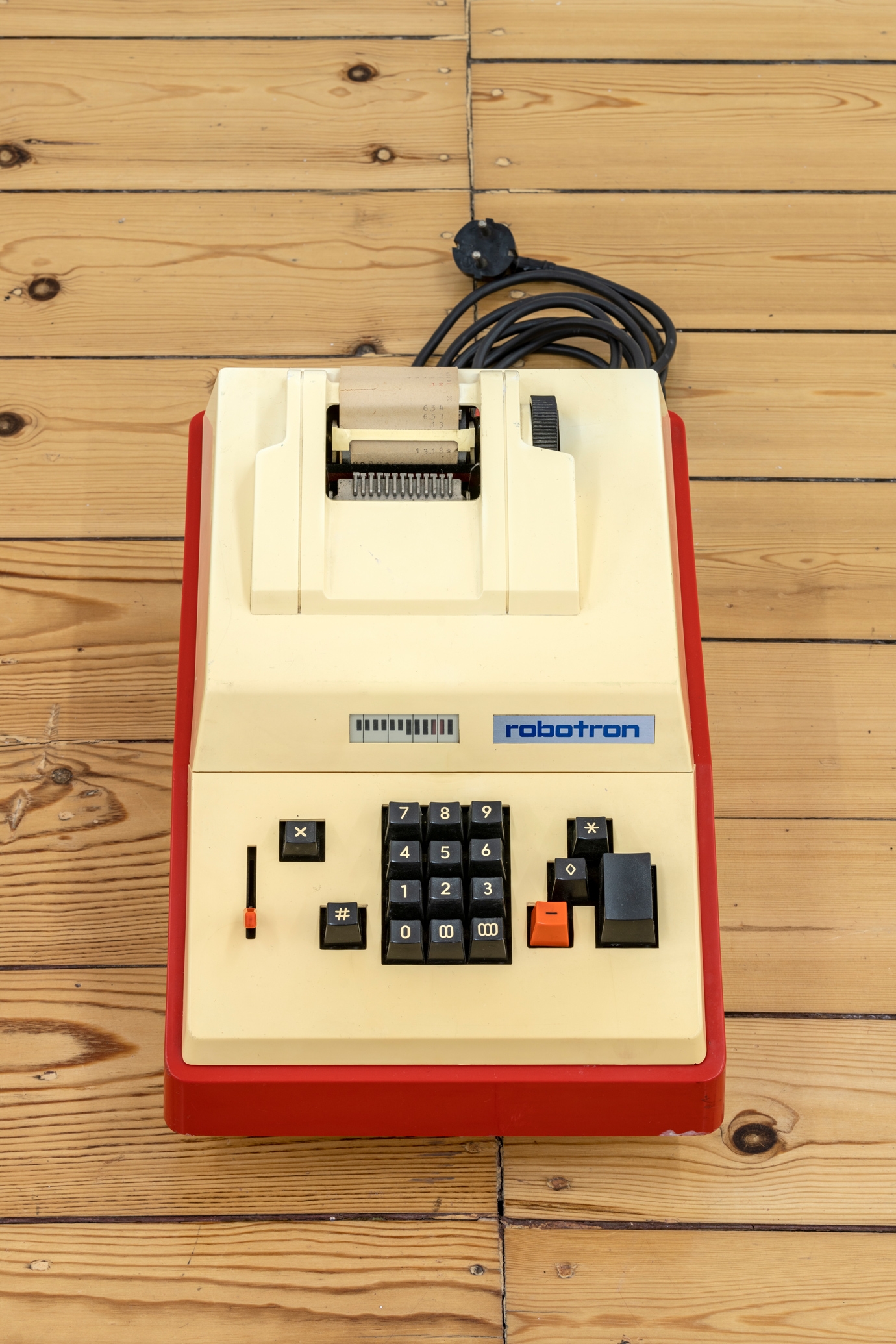 Sung Tieu, Plus Minus Zero, 2022, Cash Machine from VEB Robotron Secura-Werke Berlin, 20 x 25 x 40 cm, Unique