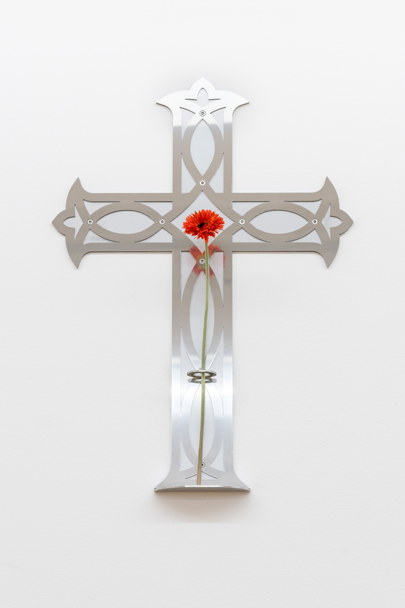 Sung Tieu, What Do You Let Go?, 2021 Plastic flower, polished and unpolished stainless steel 66 x 48 x 5 cm, Unique