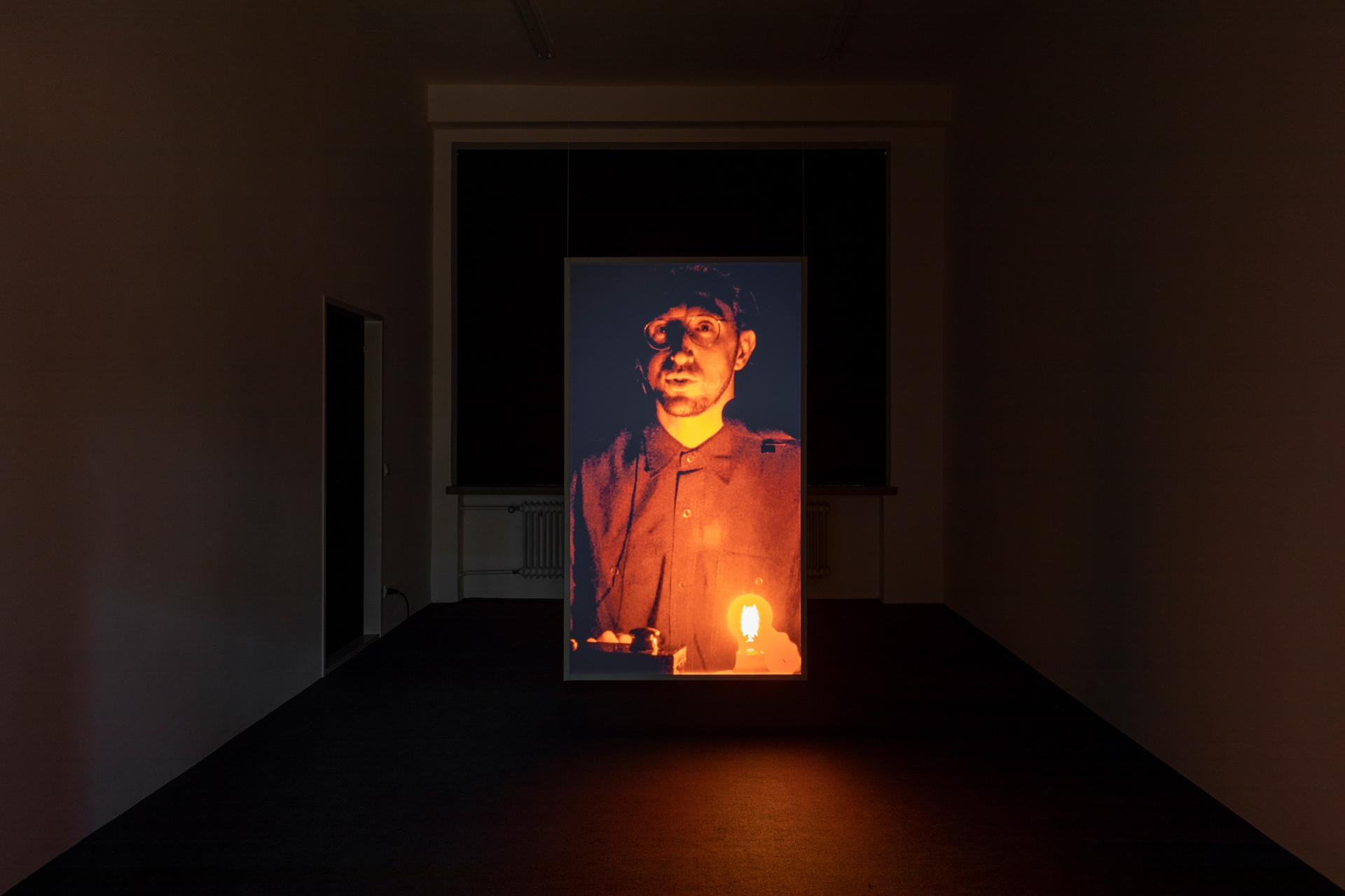 Lawrence Abu Hamdan, 1000 White Plastic Chairs, 2021, HD video with sound, 13:20min, Edition 6 + 2 AP, Installation view Kunstverein Nürnberg 2021