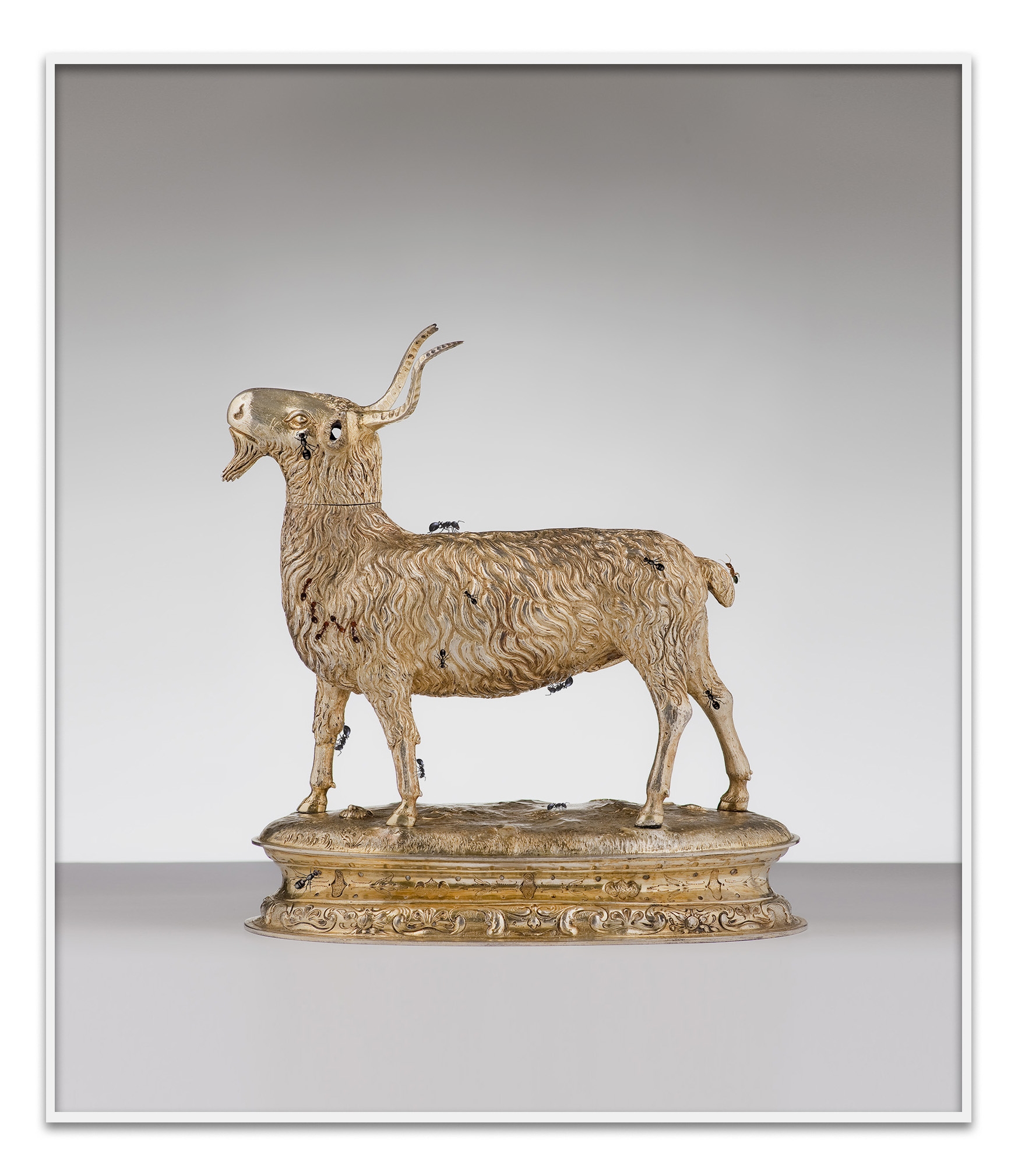 Walid Raad, The Gold and Silver, Ants_DEC0820 Image HR_2021, Inkjet print, 59,94 x 51,81 cm, 5+2 AP