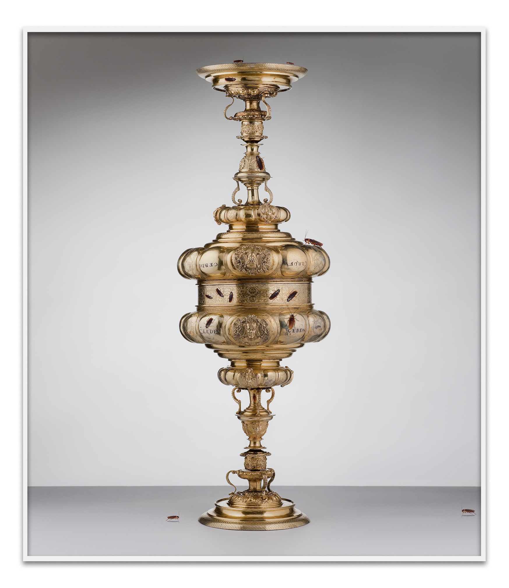Walid Raad, The Gold and Silver, Roaches_DEC0845.1-2 geschlossen, 2021, Inkjet print, 59,94 x 51,81 cm, 5+2 AP