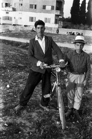 Hashem El Madani: Promenades, Young men with their bicycles