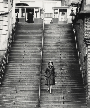 F.C. Gundlach, Am Pinasberg, Modereportage für Nino, Hamburg St. Pauli, 1958, Vintage, 38,5 x 30,2 cm