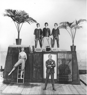 F.C. Gundlach, Modeschöpfer Heinz-Schulze-Varell mit Rita, Lissy und Eva Bunkerdach, Hamburg, 1961, Vintage print, 31,1x29,8 cm