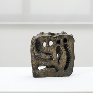 Aref El Rayess, Untitled, c. 1963, Clay glazed, 20,5 x 19 x 4,5 cm