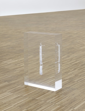 Tarik Kiswanson, Respite, 2020, resin, candle, 40 x 28 x 9 cm, courtesy the artist and Sfeir-Semler Gallery Beirut / Hamburg. Exhibition view Tarik Kiswanson. Afterwards, Salzburger Kunstverein 2023, Photo: Rainer Iglar, © Salzburger Kunstverein