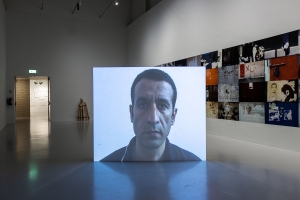 Bruit de fond, 2007, Video projection, adhesive lettering